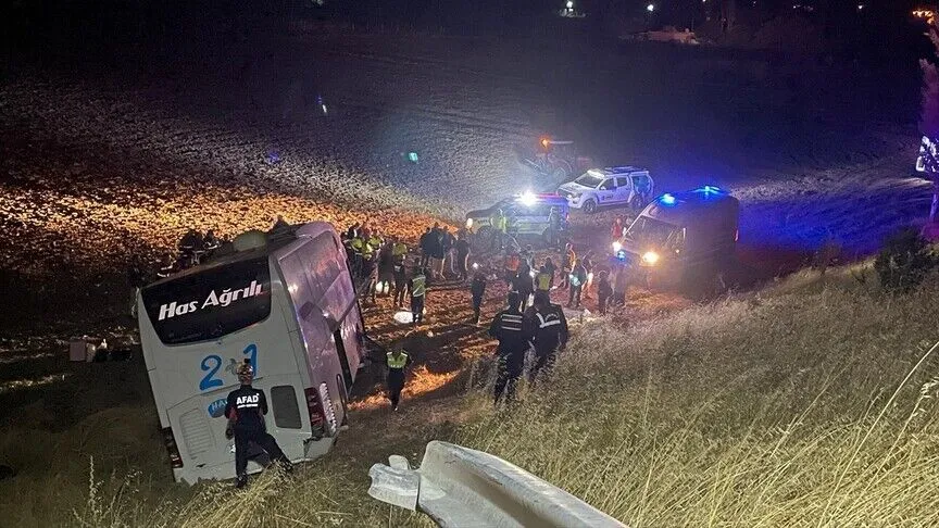 Amasya'da kontrolden çıkarak tarlaya giren yolcu otobüsündeki 24 kişi yaralandı