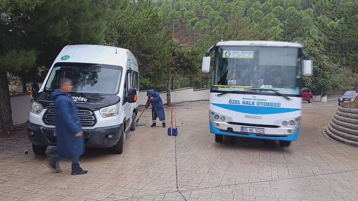 Halk otobüsü ile öğrenci servis minibüsü çarpıştı: Yaralılar var