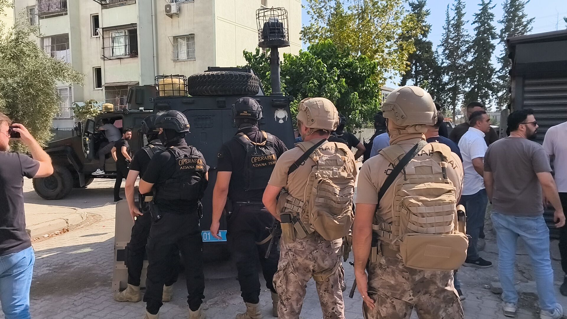 Yakalanacağını anlayan şüpheli, el bombası ile kendisini eve kilitledi!