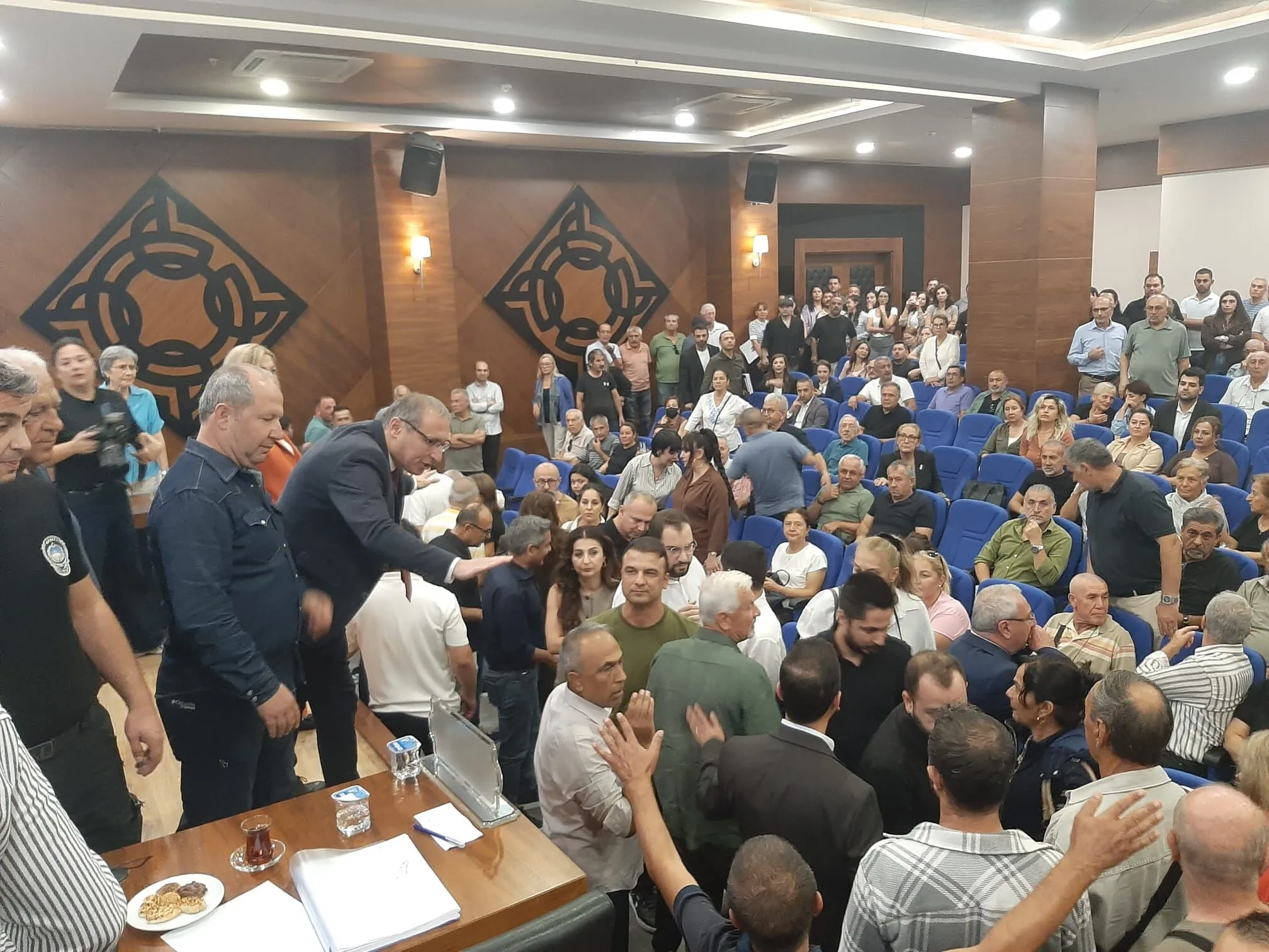 Cem Kotan’ın istifasının ardından Konyaaltı Meclisi’nde tansiyon yükseldi