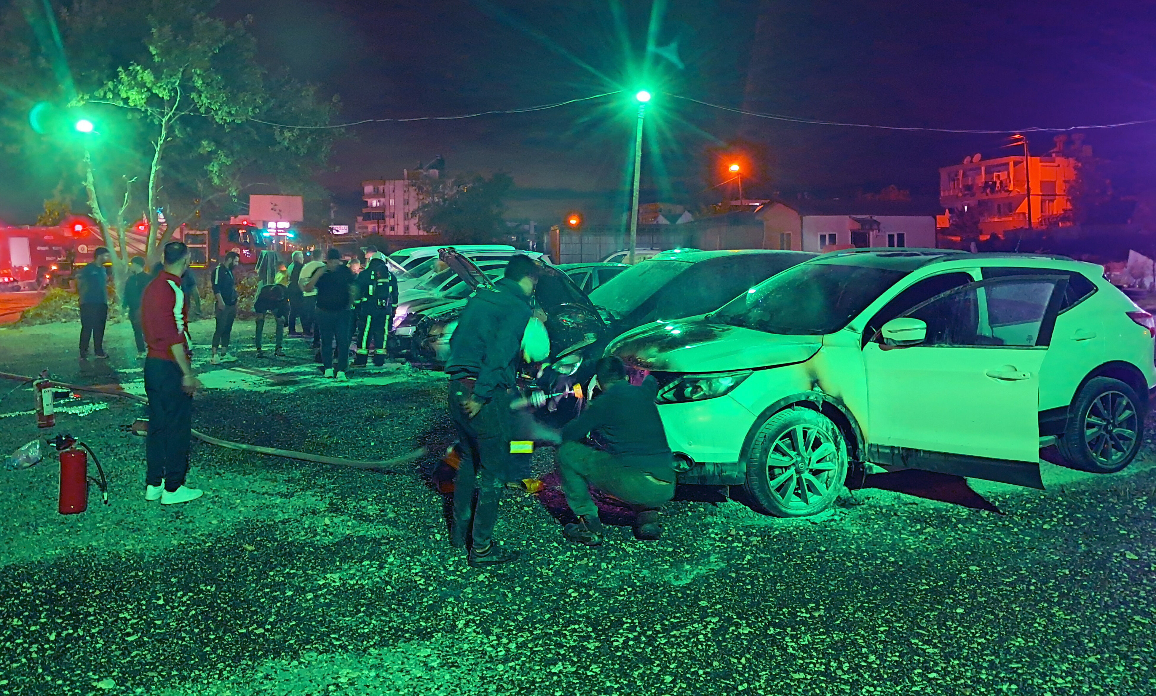 Antalya’da oto galeri kundaklandı: 6 otomobil kullanılamaz hale geldi
