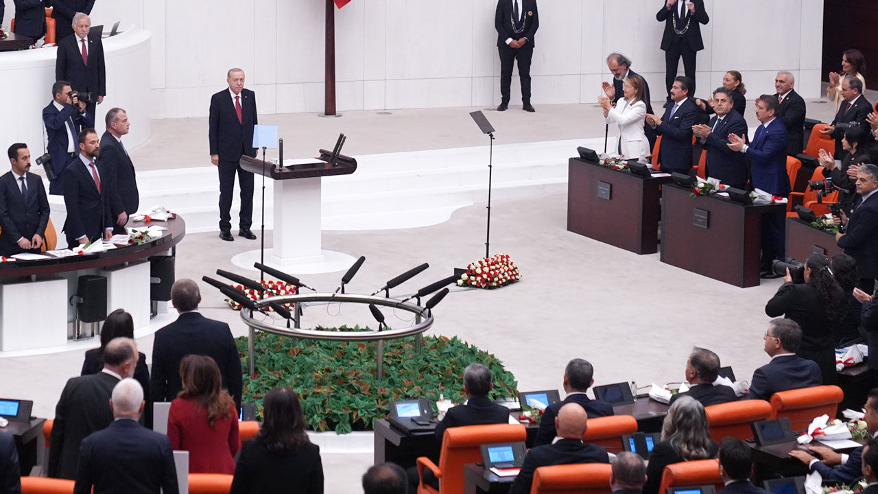 Cumhurbaşkanı Erdoğan kürsüye çıkınca Yeni Partililer salonu terk etti