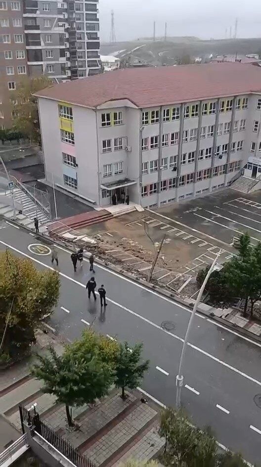 Istanbul Sağanak Okulun Duvarı Çöktü