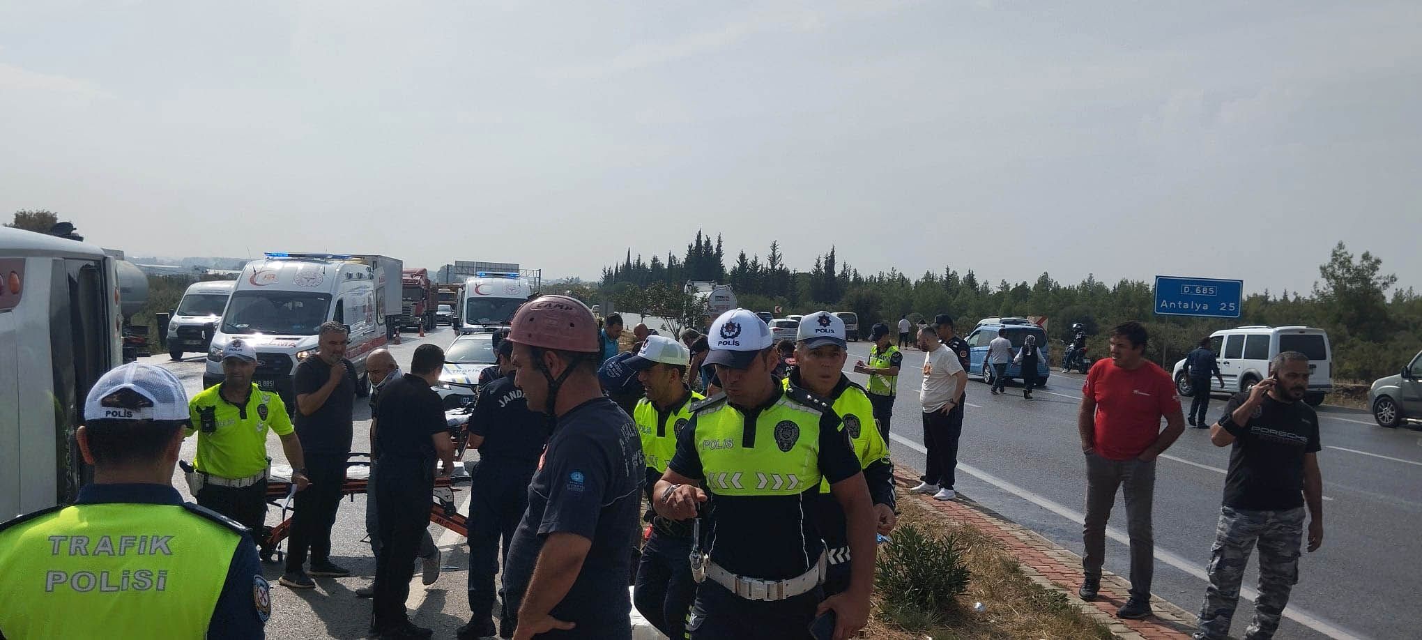 Antalya-Isparta karayolunda otobüs devrildi: 1'i ağır 17  yaralı!