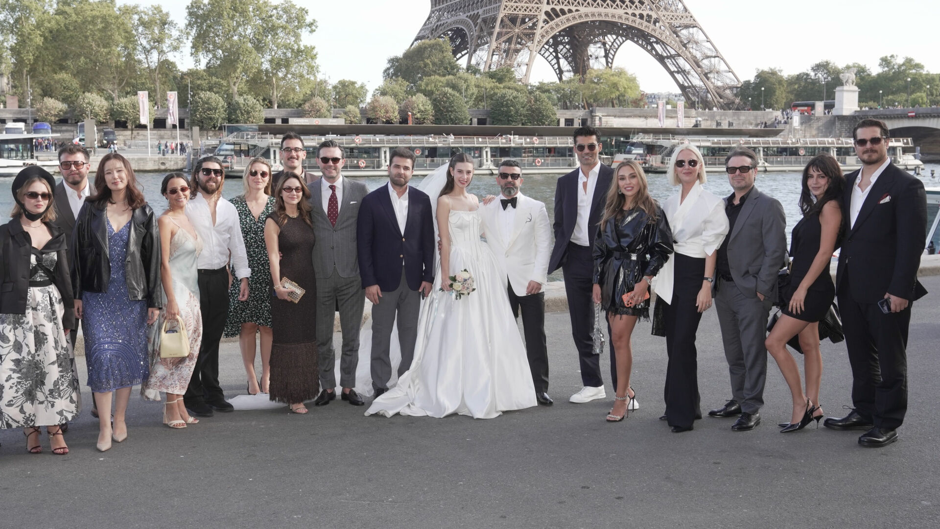 Miss Turkey Güzeli Paris'te Dünyaevine Girdi Aile Fotoğrafı