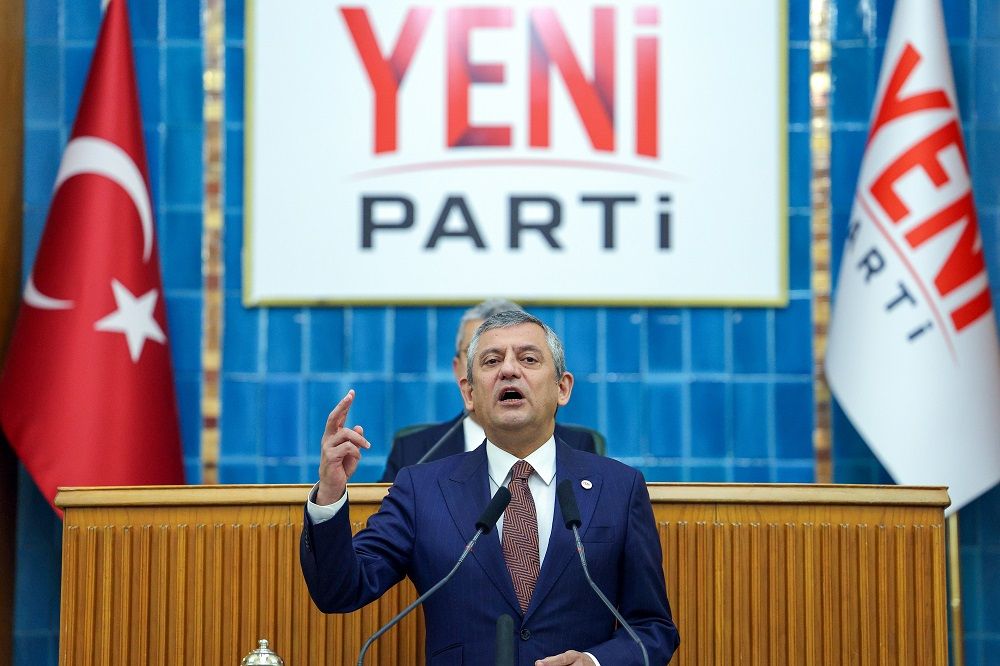 Özel'den Erdoğan'a 'görevden alma' tepkisi: 'Dün öğlene kadar neredeydin küçük enişte?'