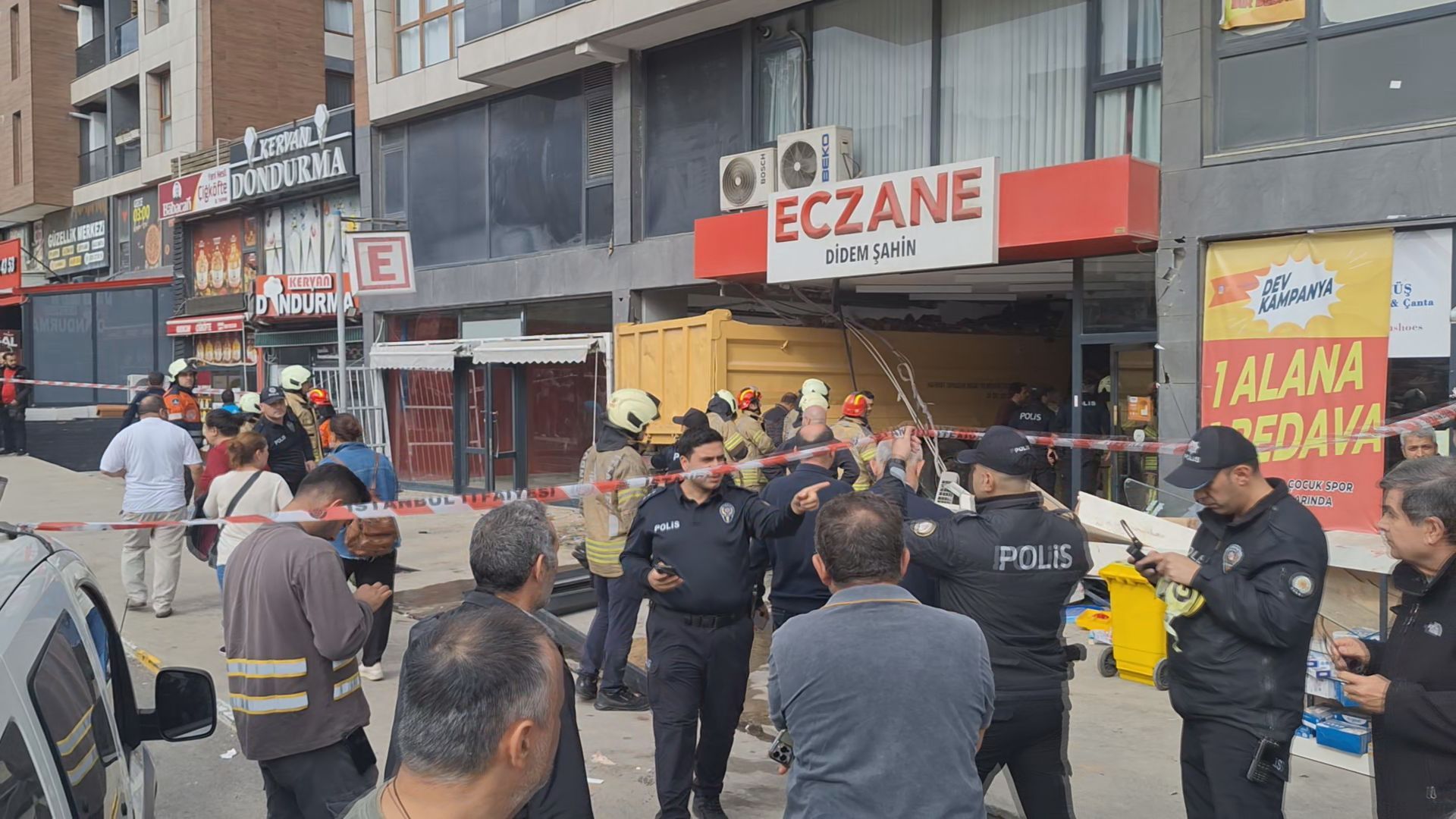 Pendik'te hafriyat kamyonu eczaneye daldı; yaralılar var