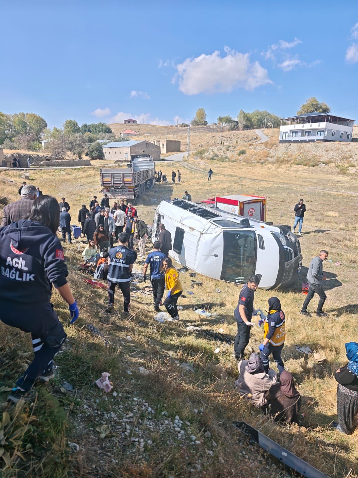 Van’da TIR ile minibüs çarpıştı: 1 polis memuru hayatını kaybetti, 10 yaralı