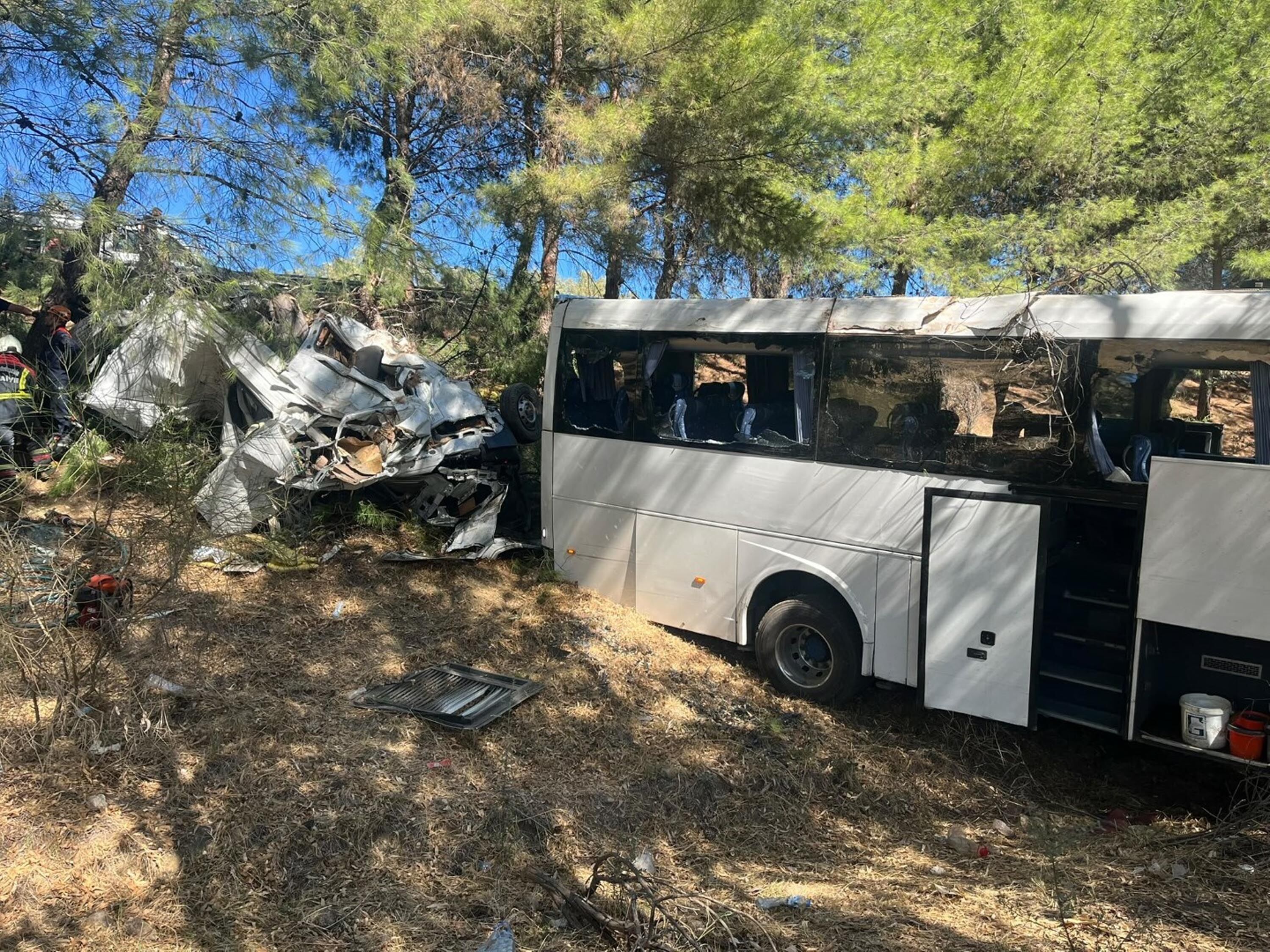 İzmir'de turistleri taşıyan otobüs şarampole uçtu: 1 ölü, 7 yaralı